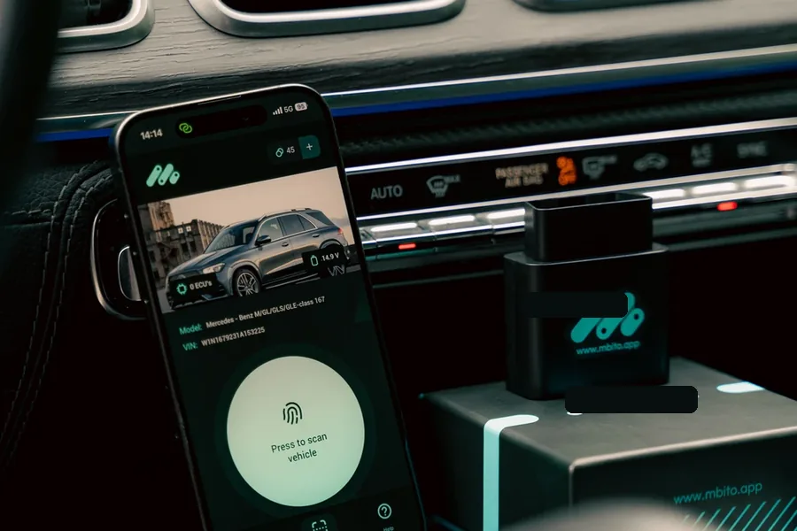 Adaptador MBito y aplicación en el interior de un Mercedes